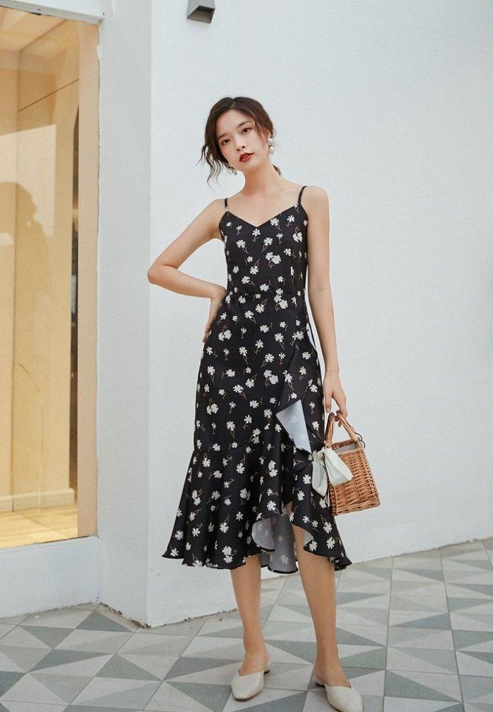 Váy hai dây hoa nhí cho nàng dạo phố vào những ngày cuối tuần. (Ảnh: Internet) Váy hai dây hoa nhí cho nàng dạo phố vào những ngày cuối tuần. (Ảnh: Internet)