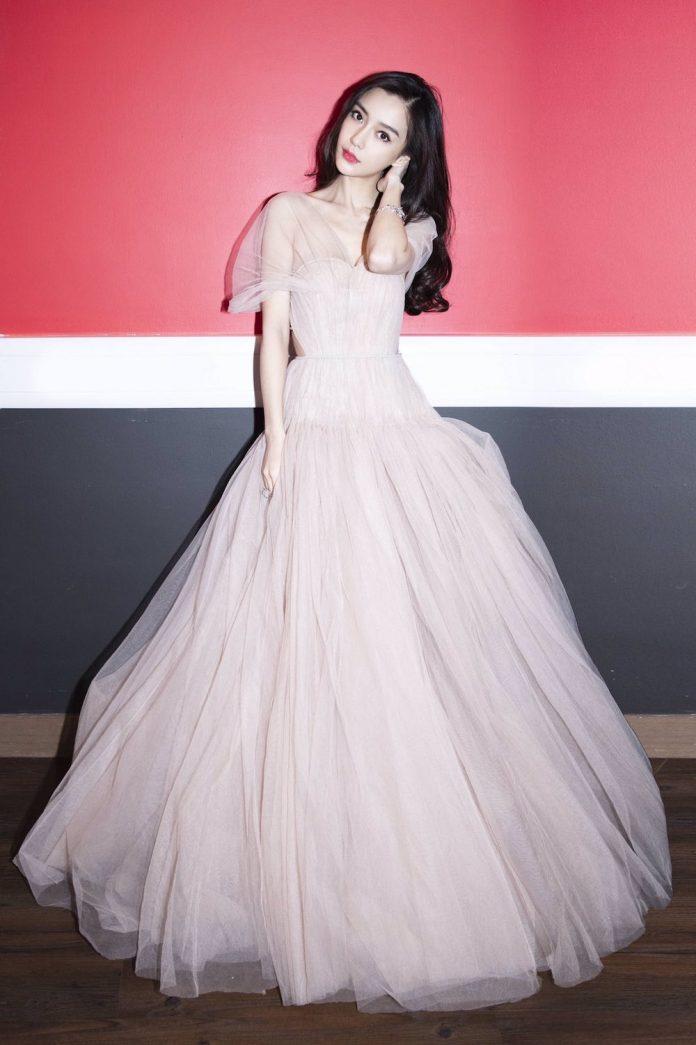 Hoá thân thành nàng công chúa tại MAMA 2018 trong bộ Haute Couture của Dior (Nguồn: Internet)