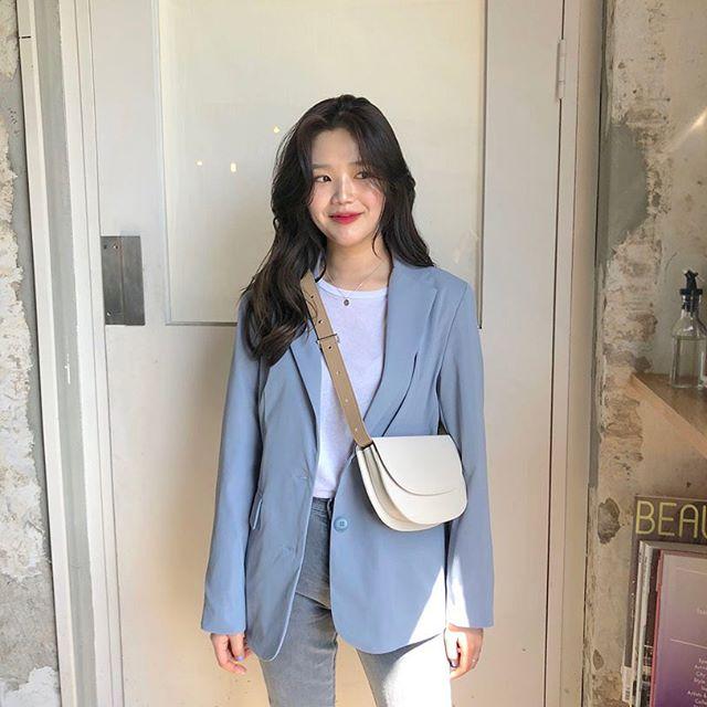 Áo phông đơn giản phối cùng blazer tinh tế