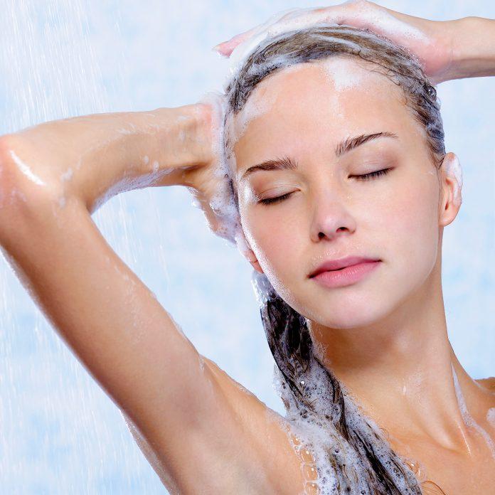 Sử dụng dầu gội phù hợp giúp tóc suôn mượt hơn. (Ảnh: Internet)