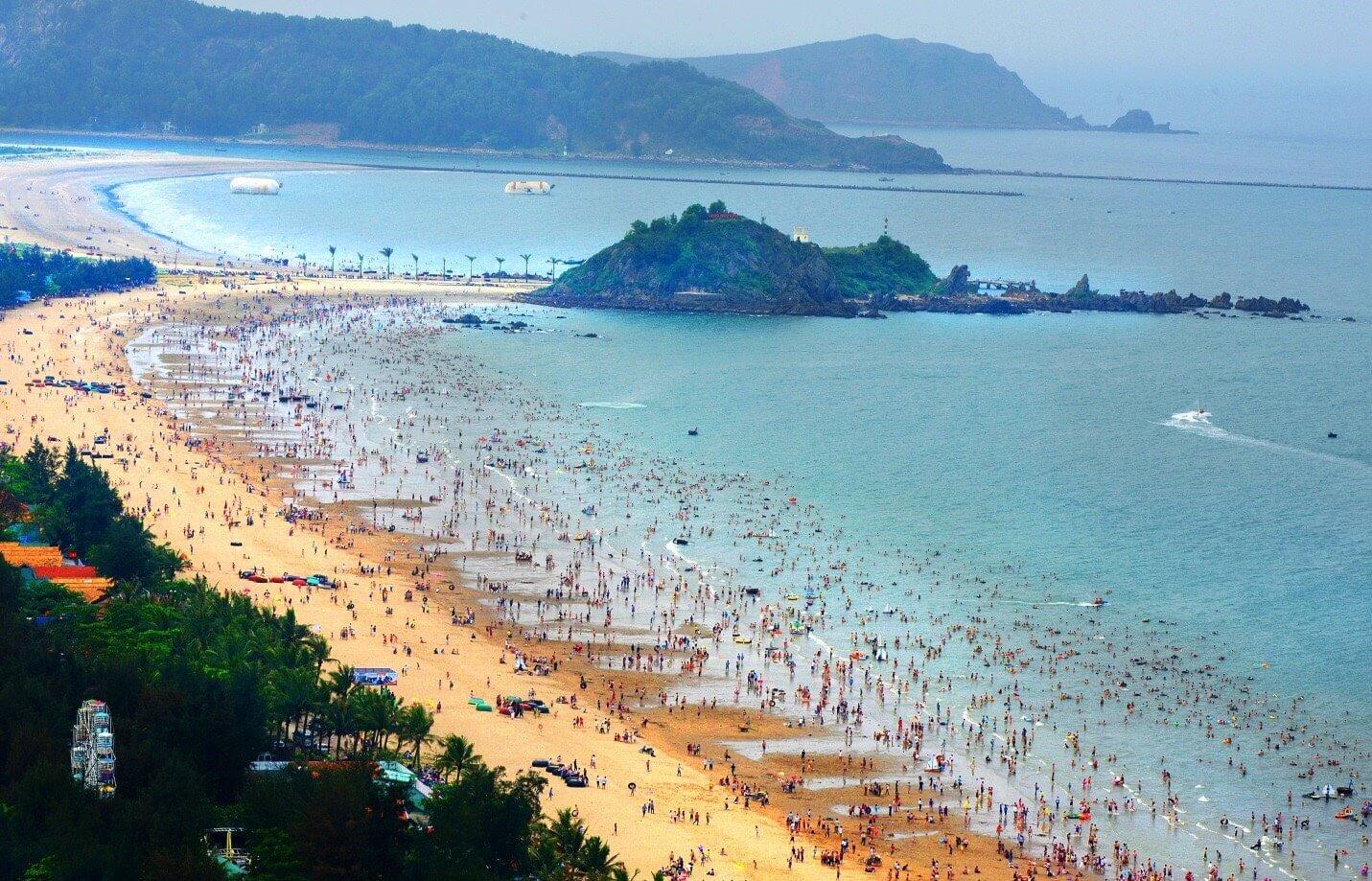 Biển Cửa Lò là một trong những điểm đến thu hút rất đông khách du lịch đổ về Nghệ An vào mỗi dịp hè (ảnh Internet)