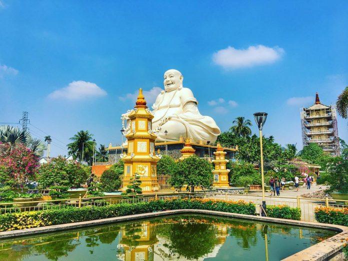 Chùa Vĩnh Tràng tại Tiền Giang nổi tiếng với những công trình tượng phật khổng lồ (Nguồn: Internet)