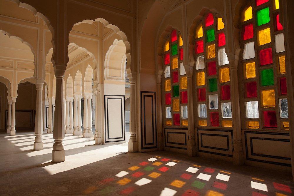 Những ô cửa sổ màu dọc hàng lang của cung điện (ảnh: Arun Bhat)