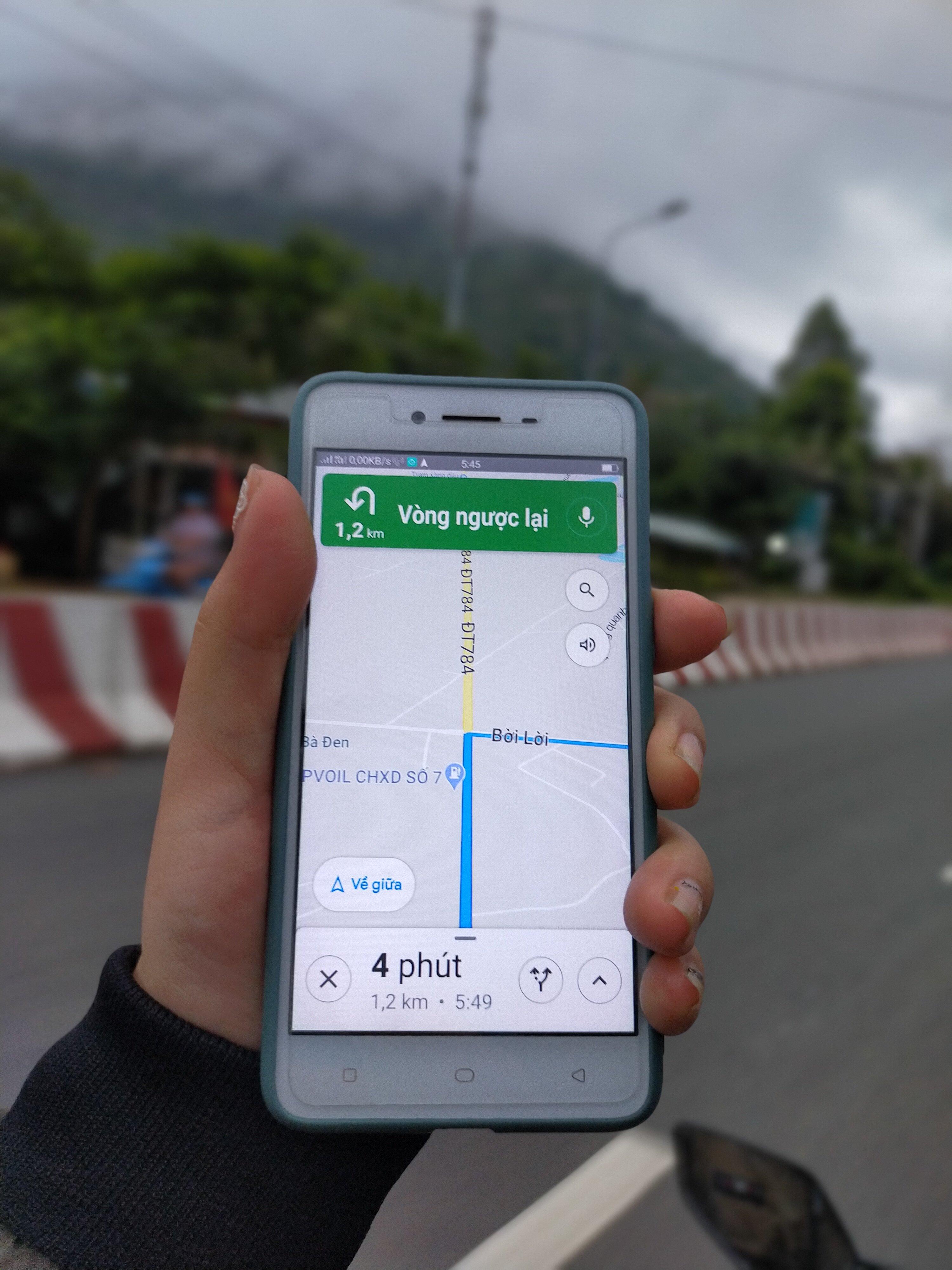 Smartphone có 3G, 4G là trợ thủ đắc lực để dò đường đi khi đi phượt xe máy tự túc (ảnh: Đỗ Khánh Ngọc)