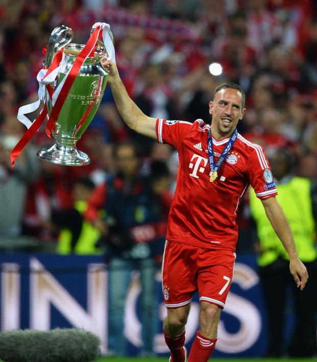 Ribery bên chiếc cúp tai voi (Ảnh: Internet)