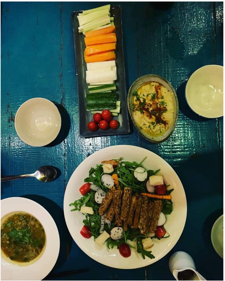 Món Tempeh salad cùng Hummus đậu gà tại Prem Bistro. ( Ảnh tự chụp)
