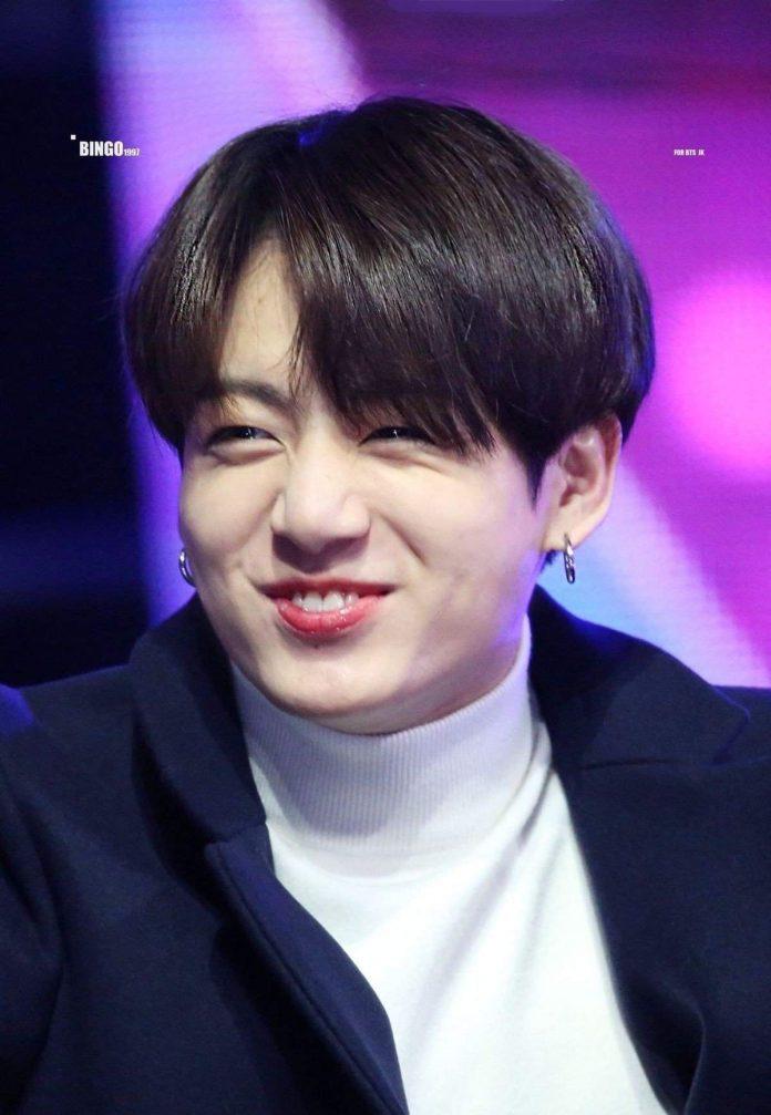 Jungkook không khác gì "em bé" chính hiệu khi cười thế này (Ảnh: Twitter)