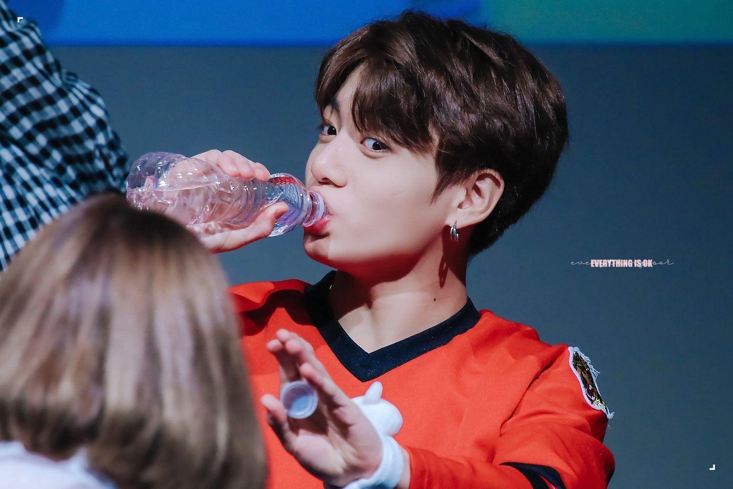 Thói quen ngậm miệng chai khi uống nước của Jungkook (Ảnh: Twitter)