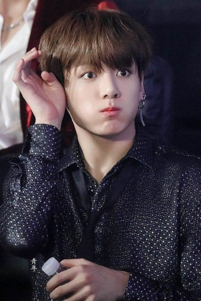 Jungkook và 1001 thói quen cưng xỉu của út vàng nhà BTS Baby BTS BTS Jungkook Che mũi Chỉ tay Chun mũi gác chân gấp ngón chân Golden Maknae hồi hộp JK JungKook Lau mồ hôi Nhổ lông tơ Tập trung thả lỏng tay thói quen Thói quen đáng yêu tư thế ngủ uống nước xoay mũi chân