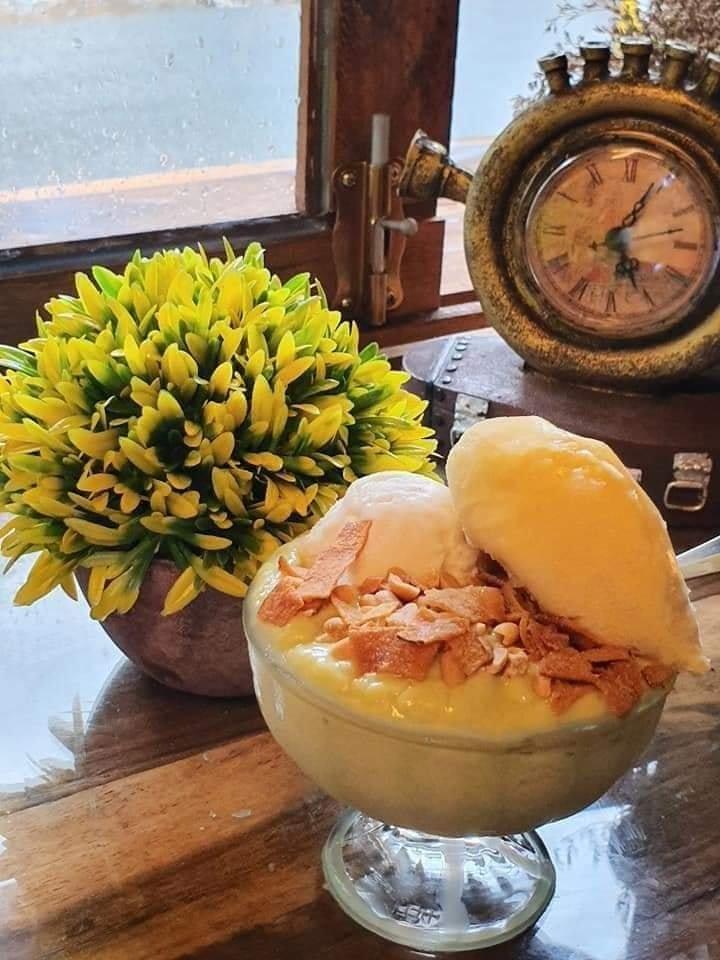 Kem bơ ở đây béo ngậy, pha chút vị giòn của dừa sấy (Nguồn: Facebook Chè Kem Căn Nhà Gỗ)