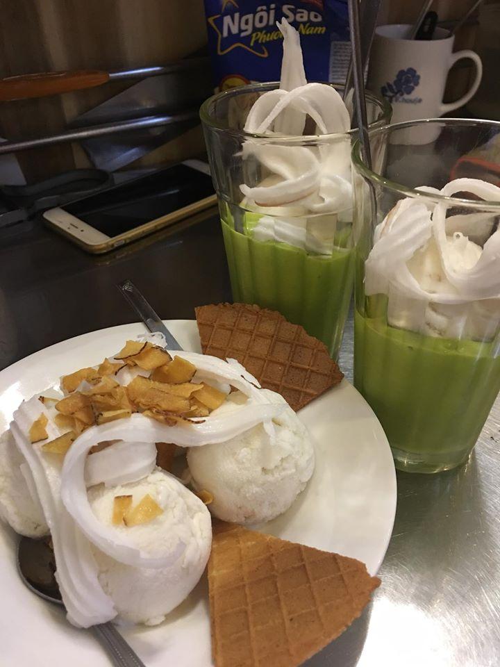 Ngoài kem bơ thì ở đây còn bán bánh mochi, kem dừa,... (Nguồn: Facebook Kem bơ Đà Lạt Phú Lâm)