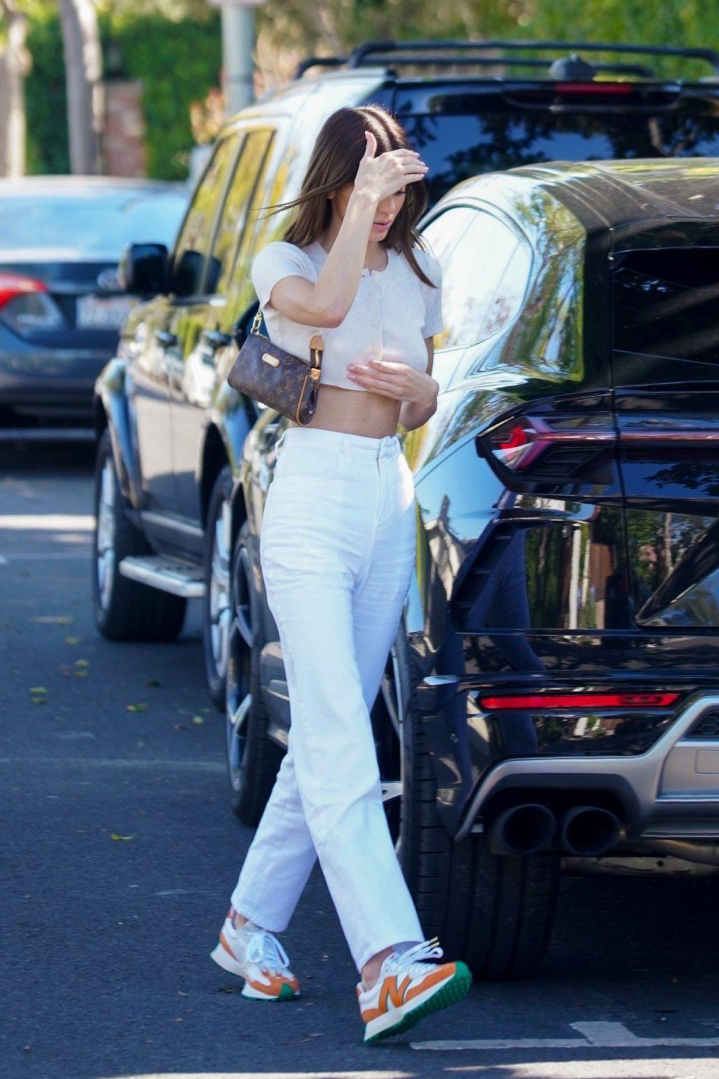 Kendall Jenner phối Crop-top T-shirt và quần jean năng động