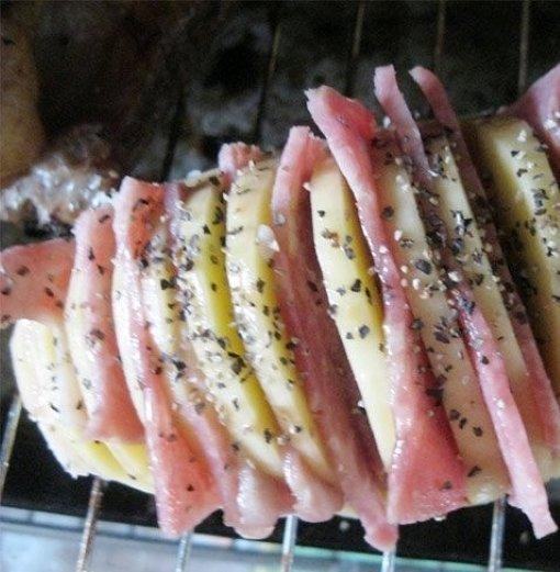 Ướp thịt và khoai tây với tiêu (nguồn: internet)