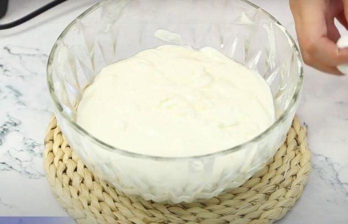 Trộn đều whipping cream, cream cheese, sữa đặc, sữa chua, nước cốt chanh và gelatin (Nguồn: Internet)