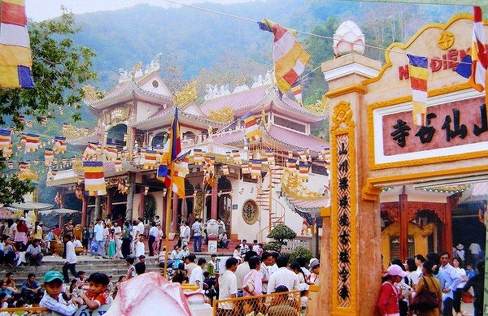 Mỗi khi có lễ hội, Chùa Bà thu hút đông đảo khách du lịch hơn ngày thường (ảnh: internet)