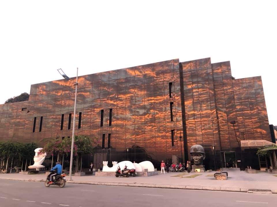 Bầu trời phản chiếu lên những bức kính của bảo tàng đẹp như bức tranh ( nguồn: FB Đặng Nguyên )