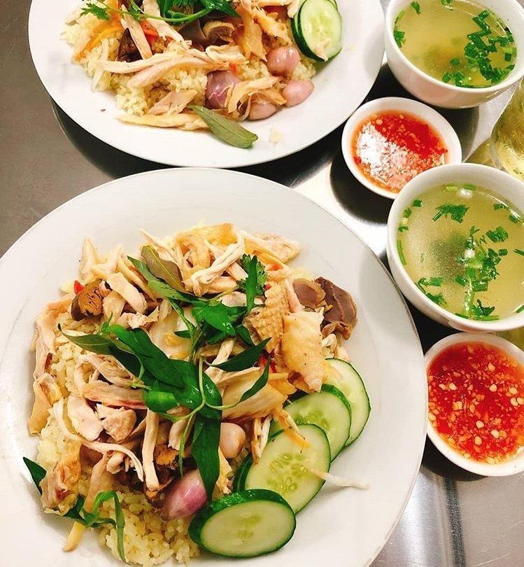 Cơm gà Phú Yên với đầy đủ 'topping' (Nguồn: Internet)