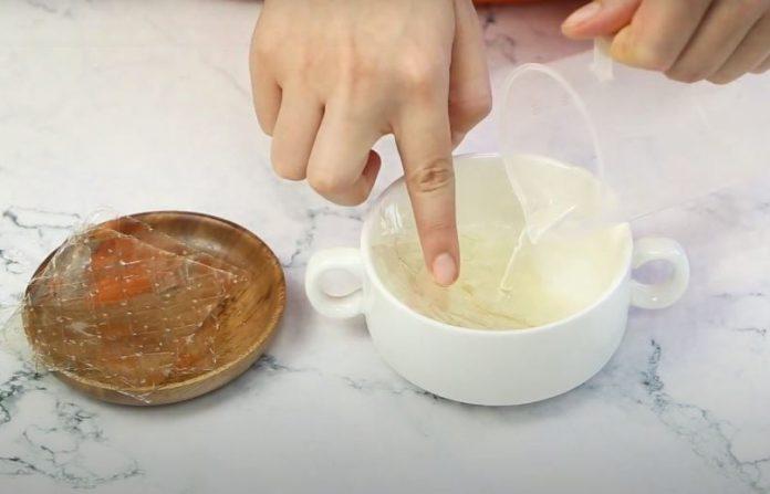 Ngâm gelatin với nước khoảng 15 phút (Nguồn: Internet)