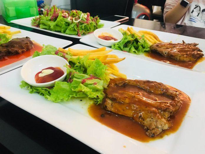 Một phần beefsteak có một miếng bò và ăn kèm đó là salad, bánh mì và khoai tây . (Nguồn: Faccbook Beefsteak 100Gram)