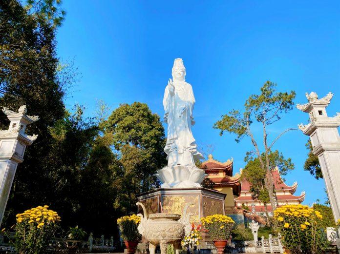 Tượng Phật Quan Âm tại chùa Khánh Lâm - Măng Đen (Nguồn: BlogAnChoi)