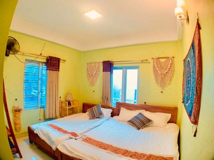 Phòng view 2 giường cho 3 người có giá là 350.000vnđ /đêm (Nguồn: Facebook Art House Sapa)