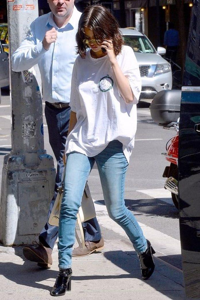 Áo phông trắng và quần jean xanh được chị Selena phối hợp ăn ý, trẻ trung, năng động. (nguồn ảnh: Internet)