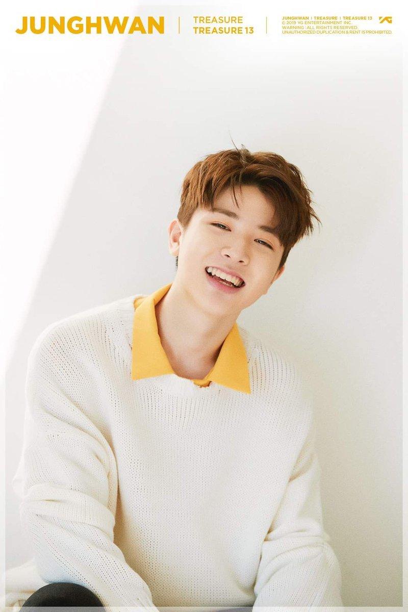 Junghwan còn nổi tiếng với nụ cười "tỏa nắng", tươi sáng chuẩn nam sinh cấp 3 khiến bao trái tim xao xuyến (Nguồn: Internet)