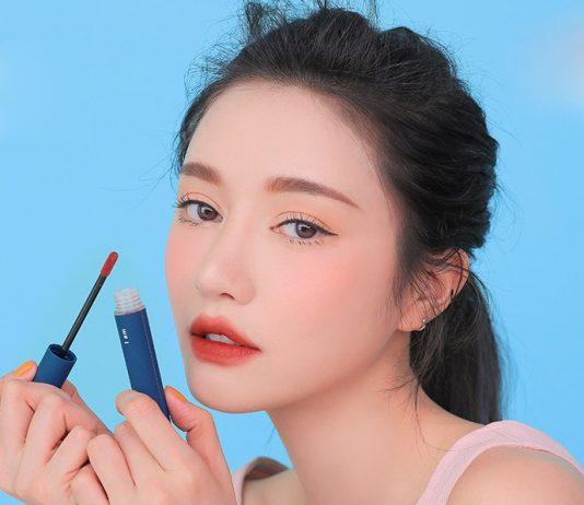 Cọ son của 3CE Velvet Lip Tint Neo-Retrolism Edition dạng mút bông thẳng thuôn dài. (nguồn: Internet)