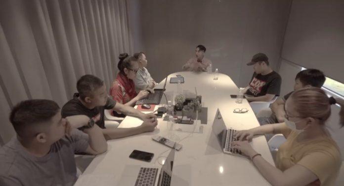Sơn Tùng cùng ekip của mình bàn về dự án Sky Tour ( nguồn: BlogAnChoi )