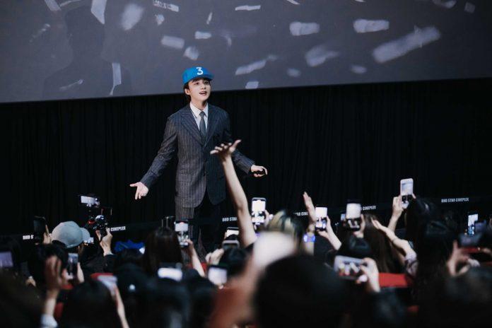 Sơn Tùng hát tặng fan tại cụm rạp BDH vincom Phạm Ngọc Thạch ( nguồn: Internet )