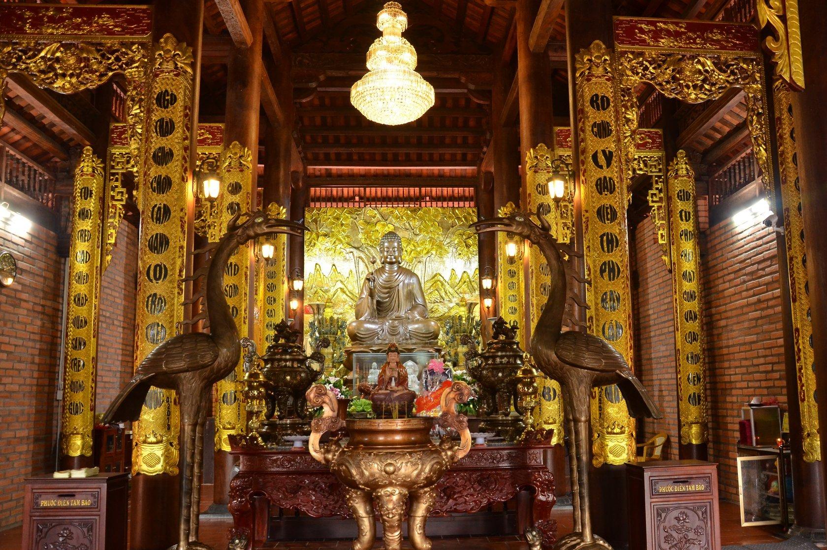 Bên trong chính điện của Thiền Viện Trúc Lâm Phương Nam (Nguồn: Internet)