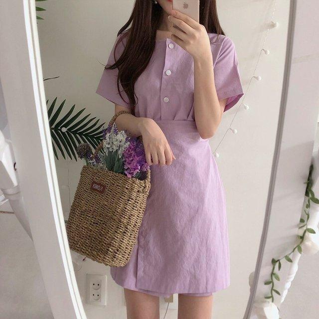 Váy liền với chất liệu vải đũi và màu tím lilac có thể kết hợp túi cói, giày màu nâu vintage. (Ảnh: Internet)