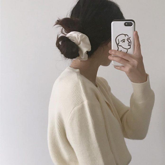 Scrunchie hoàn toàn có thể là điểm nhấn cho kiểu tóc búi sau đầu nữa đấy