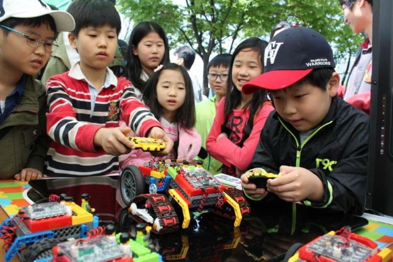 Trẻ em Hàn Quốc tận hưởng ngày thiếu nhi của nước này. Ảnh Sưu tầm