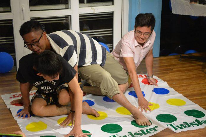 Trò chơi tiếng Anh này là phiên bản "chế" của Twister game, thay các ô màu bằng hình ảnh. (Ảnh: Internet)