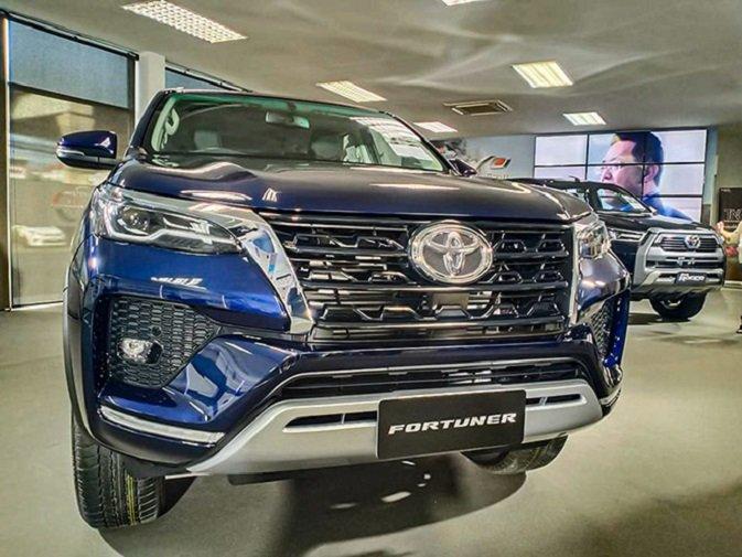 Đầu xe Toyota Fortuner 2021 tiêu chuẩn (nguồn: Internet)