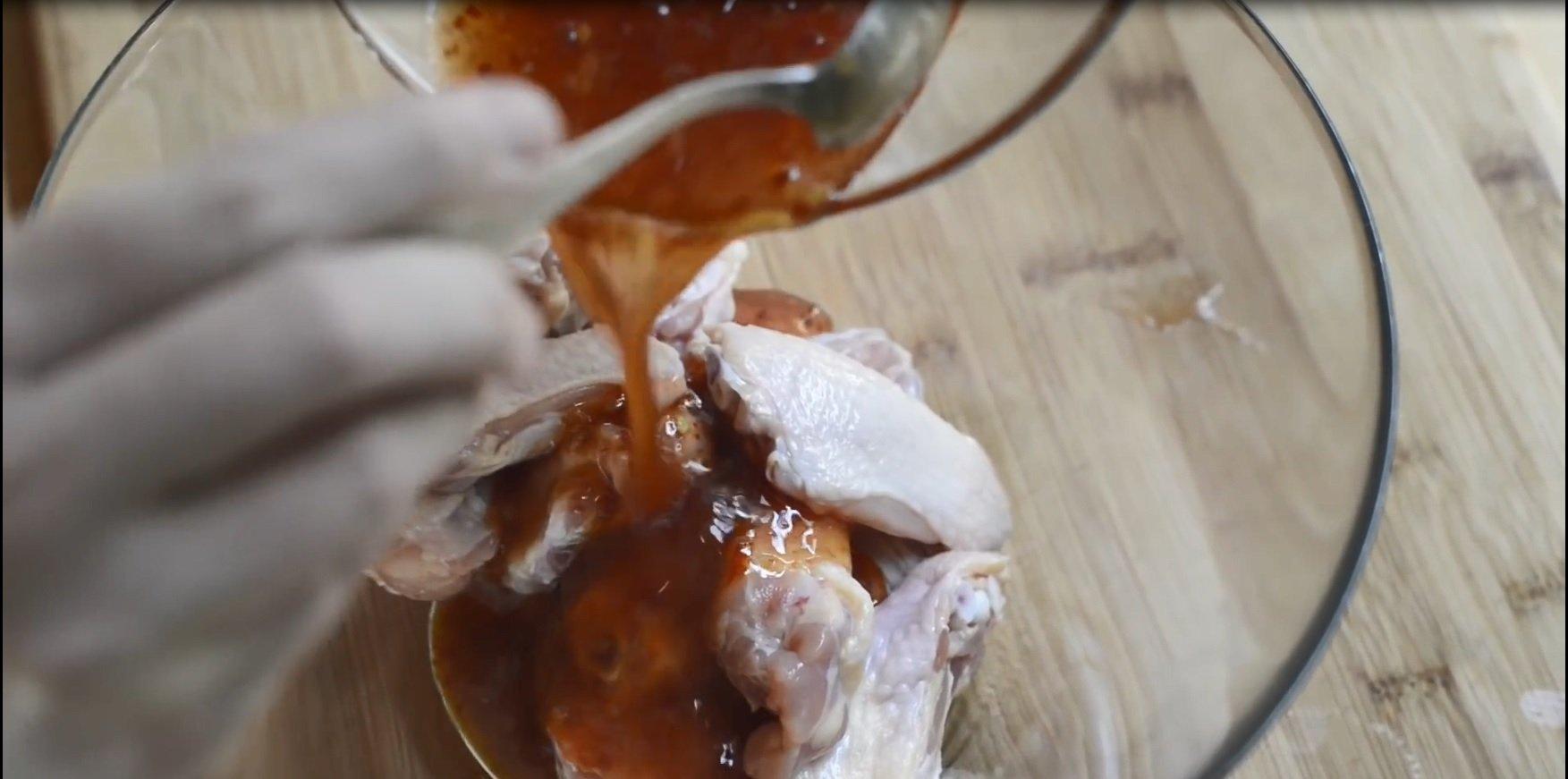 Lấy 1/2 nước sốt ớt ngọt ướp cánh gà, phần còn lại dùng để rưới lên cánh gà đã nướng chín. (Nguồn: inspiredtaste.net)