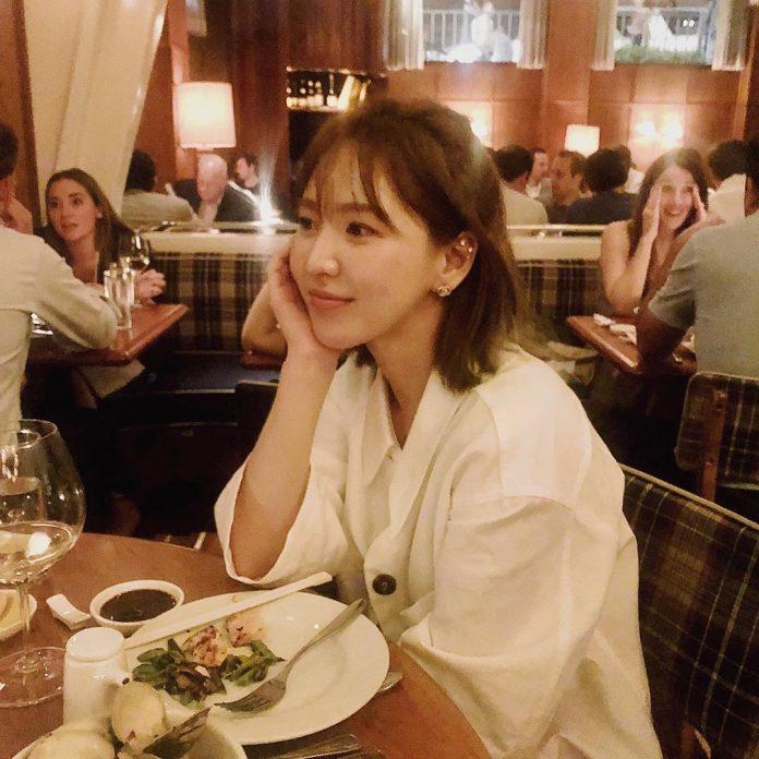 Những bức ảnh “cam thường” không những không “dìm” được vẻ đẹp của Wendy mà còn chứng tỏ visual đẳng cấp của nữ idol (Ảnh: Instagram)