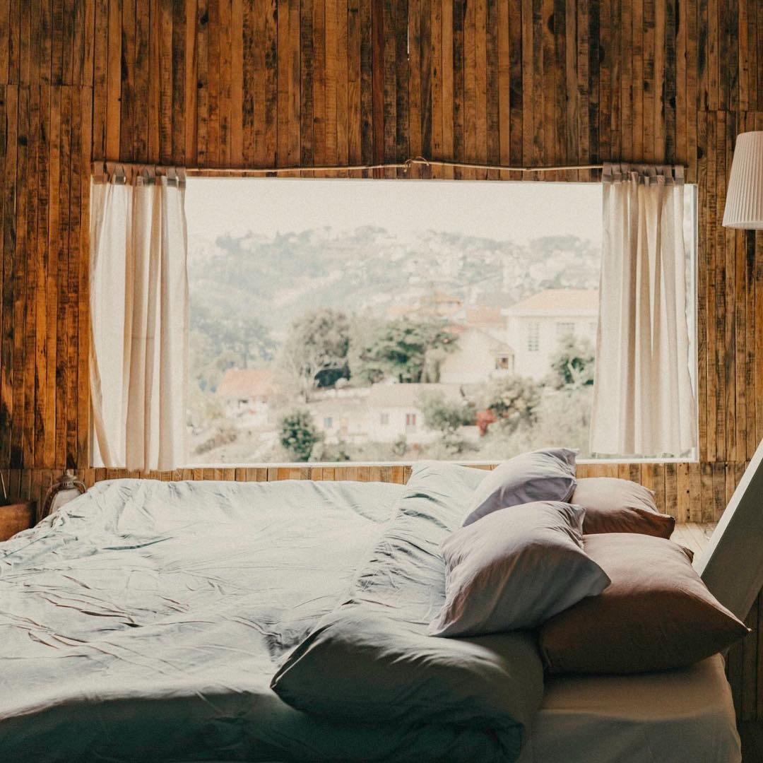 Căn phòng đơn giản mà ấm áp nơi đây (ảnh: Instagram @aplacelikenoothervn)