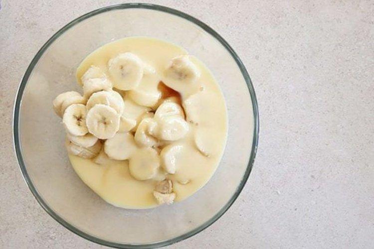 Sữa đặc, vani và chuối được cho vào tô và làm ấm bằng lò vi sóng (Nguồn: Erren's kitchen)