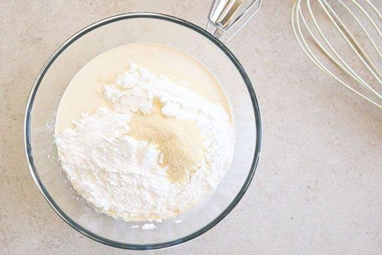 Cho đường bột, sữa bột vani và kem heavy cream vào chung một tô (Nguồn: Erren's kitchen)