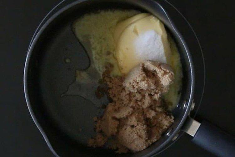 Làm nóng chảy bơ, muối và đường nâu (Nguồn: Erren's kitchen)