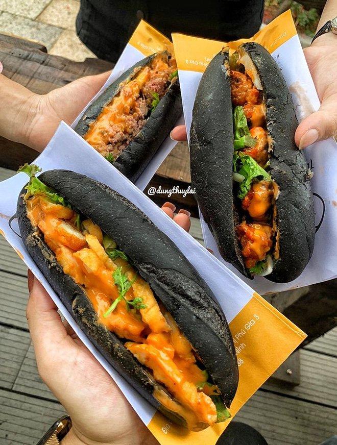 Giới trẻ cực kỳ thích thú với món bánh mì than Quảng Ninh này. (ảnh: Internet)