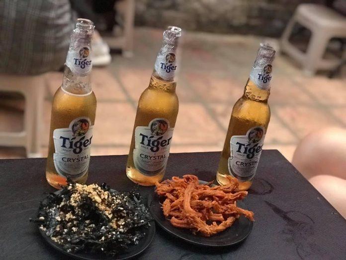 Quán có khá nhiều đồ ăn kèm cùng bia rất hấp dẫn (Nguồn: FB San Wu San Bia Quán)