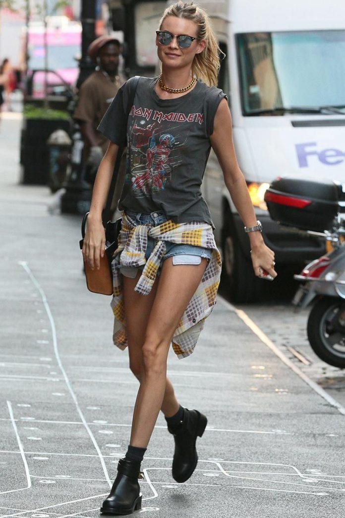 Năng động và bụi bặm đậm chất đường phố với kiểu sơ mi sọc buộc hông đó. (nguồn ảnh: Internet) Năng động và bụi bặm đậm chất đường phố với kiểu sơ mi sọc buộc hông đó. (nguồn ảnh: Internet)