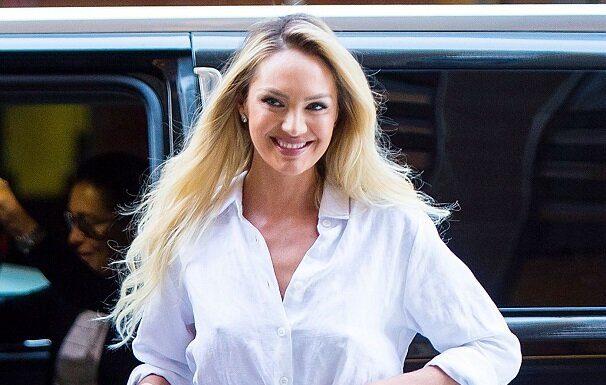 Vừa quyến rũ mà không kém phần thanh lịch mà sơ mi trắng mang lại. (nguồn ảnh: Internet) Vừa quyến rũ mà không kém phần thanh lịch mà sơ mi trắng mang lại. (nguồn ảnh: Internet)