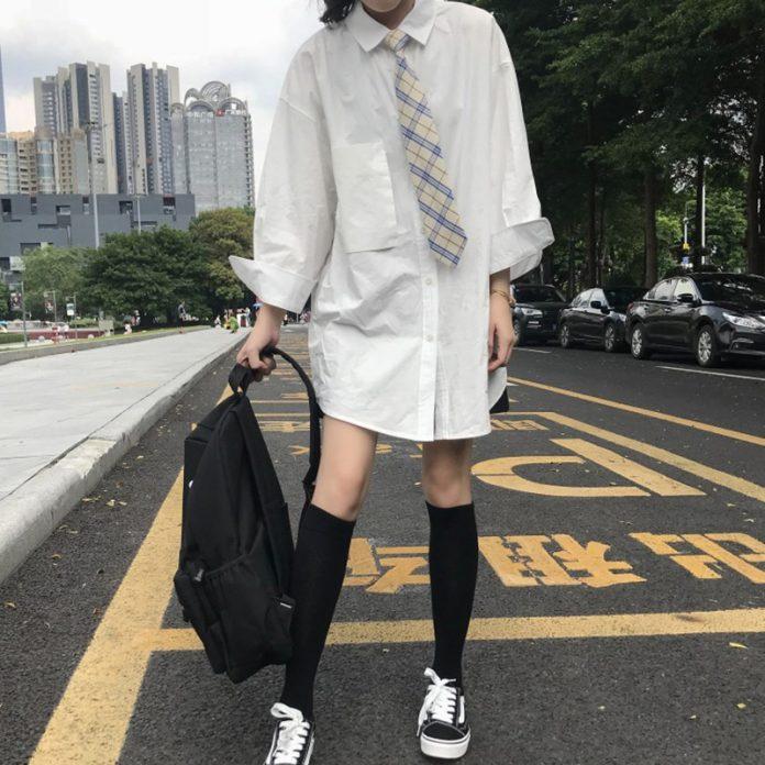 Áp dụng với sơ mi trắng oversize , tất dáng dài và sneaker đen càng thêm ngầu đó. (nguồn ảnh: Internet) Áp dụng với sơ mi trắng oversize , tất dáng dài và sneaker đen càng thêm ngầu đó. (nguồn ảnh: Internet)