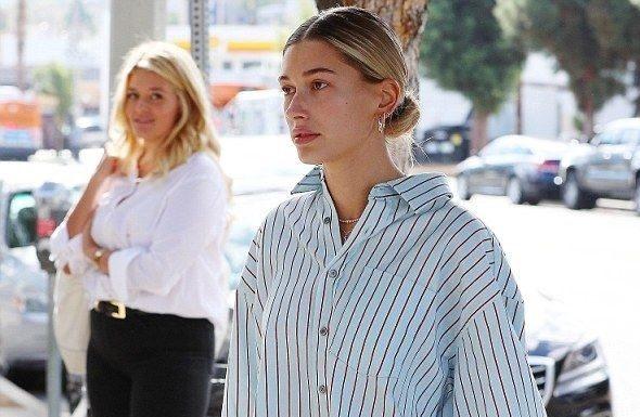 Bà xã Justin Bieber tự tin diện sơ mi sọc giấu quần xuống phố. (nguồn ảnh: Internet) Bà xã Justin Bieber tự tin diện sơ mi sọc giấu quần xuống phố. (nguồn ảnh: Internet)