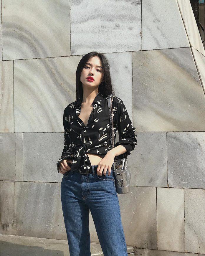 Sao Việt thỏa sức biến tấu với kiểu buộc vạt kết hợp quần jean tối màu. (nguồn ảnh: Internet) Sao Việt thỏa sức biến tấu với kiểu buộc vạt kết hợp quần jean tối màu. (nguồn ảnh: Internet)