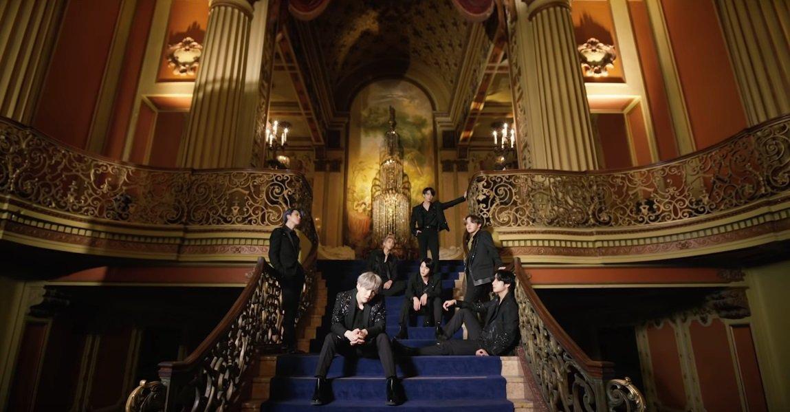 BTS với hình tượng thiên nga đen trong ca khúc Black Swan. (Nguồn: Internet)